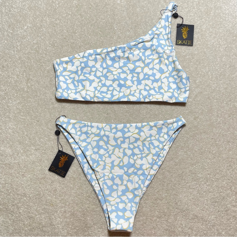SKATIE Ellis top and Kelly bottom in Nantucket 💙